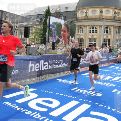 29.06.2025 - hella hamburg halbmarathon Michael Strokosch http://msf.ph/oto/8450074 29.06.2025 10:29:31 Ziel 2021, 2180, 9137, 10156, 10790, 12234, 13838, 15880, 16118, 17197, 18737, 19203 meine-sportfotos.de