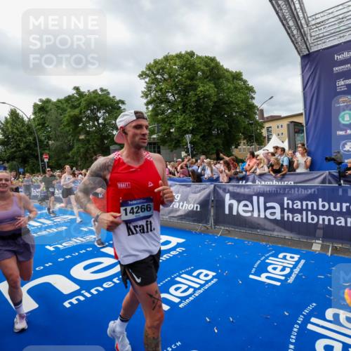 29.06.2025 - hella hamburg halbmarathon Zöllner http://msf.ph/oto/8450087 29.06.2025 10:58:52 Ziel 2159, 2488, 2840, 3859, 4833, 5277, 5675, 5885, 6720, 8807, 8929, 10268, 10539, 12734, 13512, 13880, 14266, 14673, 14902, 14965, 17405, 17630, 17839, 18232, 18954 meine-sportfotos.de