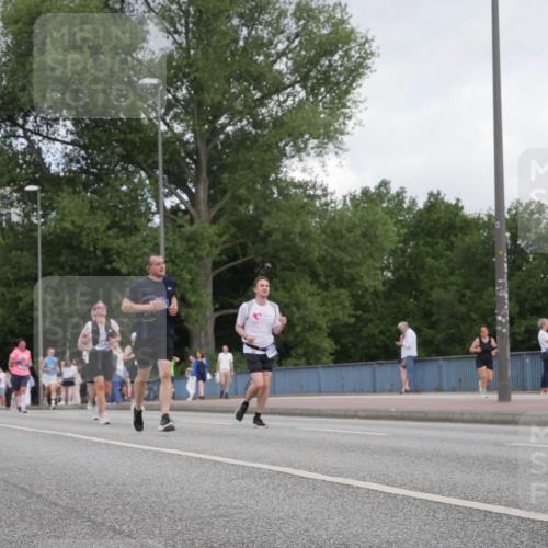 29.06.2025 - hella hamburg halbmarathon Luisa Fischer http://msf.ph/oto/8450110 29.06.2025 10:32:06 Kennedybrücke 2010, 5847 meine-sportfotos.de
