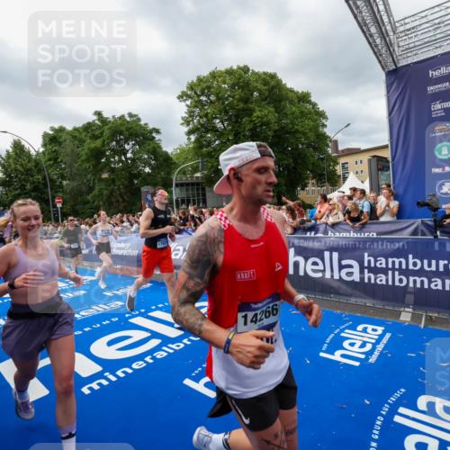 29.06.2025 - hella hamburg halbmarathon Zöllner http://msf.ph/oto/8450112 29.06.2025 10:58:52 Ziel 2159, 2488, 2840, 3859, 4833, 5277, 5675, 5885, 6720, 8807, 8929, 10268, 10539, 12734, 13512, 13880, 14266, 14673, 14902, 14965, 17405, 17630, 17839, 18232, 18954 meine-sportfotos.de
