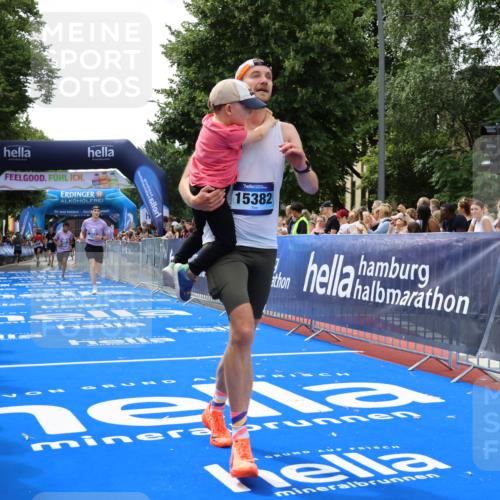 29.06.2025 - hella hamburg halbmarathon Strokosch-Dieckow http://msf.ph/oto/8450133 29.06.2025 10:38:06 Ziel 2849, 5091, 7743, 8091, 9944, 11049, 11952, 12915, 14274, 14688, 15382, 16698, 17623, 18986 meine-sportfotos.de