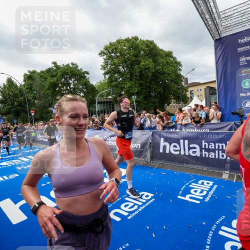 29.06.2025 - hella hamburg halbmarathon Zöllner http://msf.ph/oto/8450136 29.06.2025 10:58:52 Ziel 2159, 2488, 2840, 3859, 4833, 5277, 5675, 5885, 6720, 8807, 8929, 10268, 10539, 12734, 13512, 13880, 14266, 14673, 14902, 14965, 17405, 17630, 17839, 18232, 18954 meine-sportfotos.de