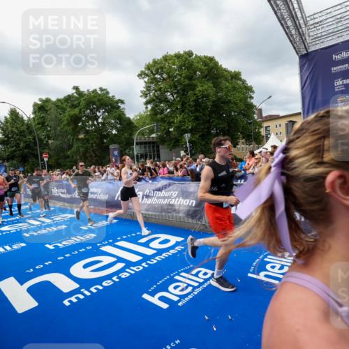 29.06.2025 - hella hamburg halbmarathon Zöllner http://msf.ph/oto/8450148 29.06.2025 10:58:52 Ziel 2159, 2488, 2840, 3859, 4833, 5277, 5675, 5885, 6720, 8807, 8929, 10268, 10539, 12734, 13512, 13880, 14266, 14673, 14902, 14965, 17405, 17630, 17839, 18232, 18954 meine-sportfotos.de
