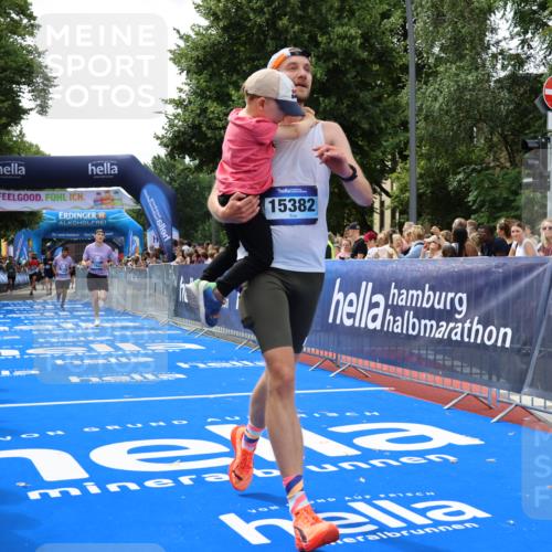29.06.2025 - hella hamburg halbmarathon Strokosch-Dieckow http://msf.ph/oto/8450154 29.06.2025 10:38:06 Ziel 2849, 5091, 7743, 8091, 9944, 11049, 11952, 12915, 14274, 14688, 15382, 16698, 17623, 18986 meine-sportfotos.de