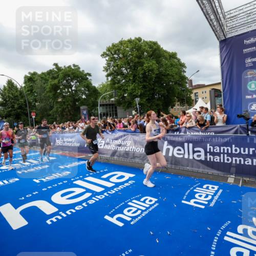 29.06.2025 - hella hamburg halbmarathon Zöllner http://msf.ph/oto/8450209 29.06.2025 10:58:53 Ziel 2159, 2488, 2840, 3859, 4632, 4833, 5277, 5885, 6720, 8807, 9156, 9353, 10268, 10539, 12734, 13880, 14266, 14673, 14902, 14965, 17405, 17630, 17839, 18232, 18954 meine-sportfotos.de