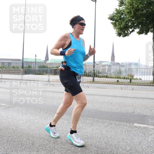 29.06.2025 - hella hamburg halbmarathon Lena Gebhardt http://msf.ph/oto/8450233 29.06.2025 10:30:47 Lombardsbrücke 695, 1059, 1472, 1647, 2097, 2268, 2505, 2569, 2754, 2755, 2901, 3131, 3281, 4198, 4575, 4819, 6344, 6556, 6620, 7071, 7120, 7351, 8757, 9576, 9830, 10880, 10989, 11981, 11984, 12350, 12384, 12460, 12461, 12687, 12688, 14095, 14216, 14421, 14803, 15299, 15466, 15589, 15757, 15789, 15938, 16504, 16791, 16864, 17742, 17966, 18362, 18795, 18860, 19052 meine-sportfotos.de