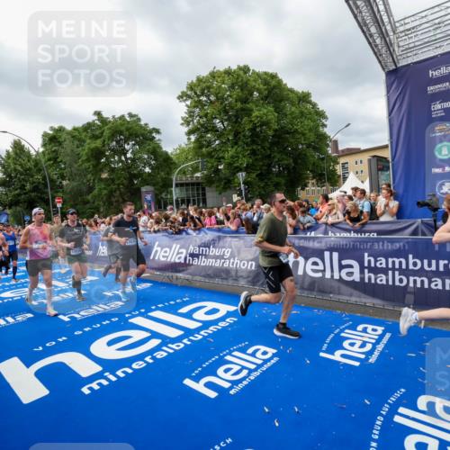 29.06.2025 - hella hamburg halbmarathon Zöllner http://msf.ph/oto/8450243 29.06.2025 10:58:54 Ziel 2159, 2488, 2840, 3859, 4632, 4833, 5277, 5885, 6720, 8807, 9156, 9353, 10268, 10539, 10788, 12734, 14673, 14965, 17405, 17630, 17931, 18180, 18232, 18954 meine-sportfotos.de