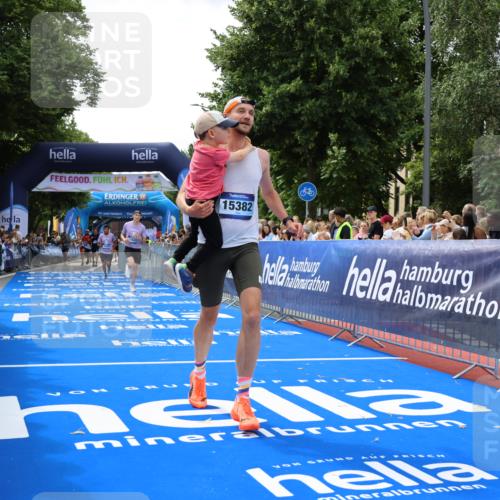 29.06.2025 - hella hamburg halbmarathon Strokosch-Dieckow http://msf.ph/oto/8450262 29.06.2025 10:38:06 Ziel 2849, 5091, 7743, 8091, 9944, 11049, 11952, 12915, 14274, 14688, 15382, 16698, 17623, 18986 meine-sportfotos.de