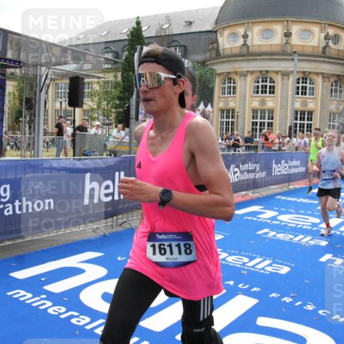 29.06.2025 - hella hamburg halbmarathon Michael Strokosch http://msf.ph/oto/8450264 29.06.2025 10:29:34 Ziel 2021, 2180, 8784, 9137, 10156, 10790, 12234, 16118, 17197 meine-sportfotos.de