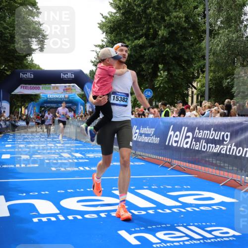 29.06.2025 - hella hamburg halbmarathon Strokosch-Dieckow http://msf.ph/oto/8450269 29.06.2025 10:38:06 Ziel 2849, 5091, 7743, 8091, 9944, 11049, 11952, 12915, 14274, 14688, 15382, 16698, 17623, 18986 meine-sportfotos.de