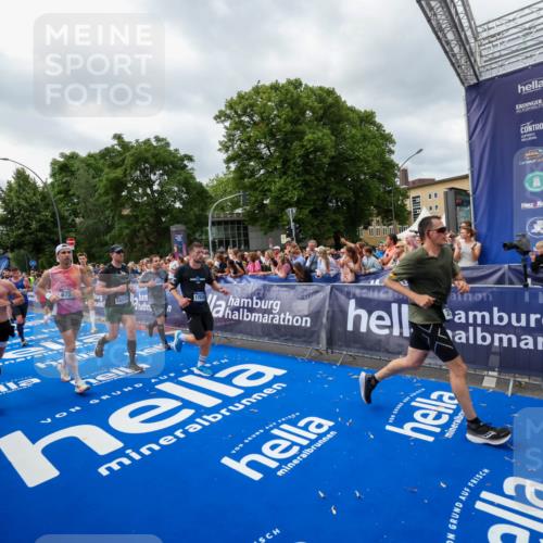 29.06.2025 - hella hamburg halbmarathon Zöllner http://msf.ph/oto/8450275 29.06.2025 10:58:54 Ziel 2159, 2488, 2840, 3859, 4632, 4833, 5277, 5885, 6720, 8807, 9156, 9353, 10268, 10539, 10788, 12734, 14673, 14965, 17405, 17630, 17931, 18180, 18232, 18954 meine-sportfotos.de