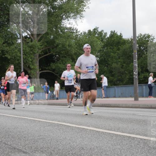 29.06.2025 - hella hamburg halbmarathon Luisa Fischer http://msf.ph/oto/8450280 29.06.2025 10:32:11 Kennedybrücke 11989, 12958, 6632, 4373, 16125, 2010, 3179, 3445, 3717, 4373, 5167, 5847, 6632 meine-sportfotos.de