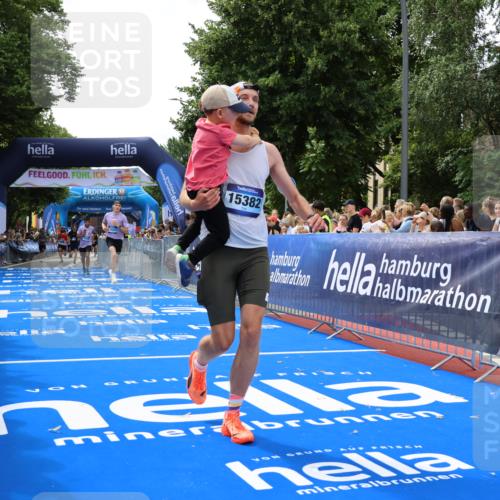 29.06.2025 - hella hamburg halbmarathon Strokosch-Dieckow http://msf.ph/oto/8450285 29.06.2025 10:38:06 Ziel 2849, 5091, 7743, 8091, 9944, 11049, 11952, 12915, 14274, 14688, 15382, 16698, 17623, 18986 meine-sportfotos.de