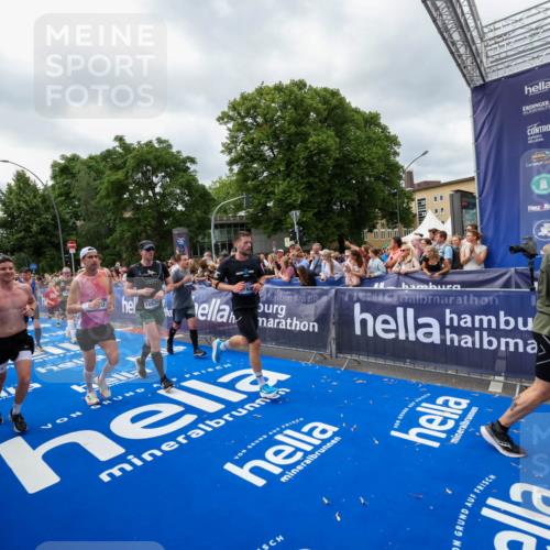 29.06.2025 - hella hamburg halbmarathon Zöllner http://msf.ph/oto/8450306 29.06.2025 10:58:54 Ziel 2159, 2488, 2840, 3859, 4632, 4833, 5277, 5885, 6720, 8807, 9156, 9353, 10268, 10539, 10788, 12734, 14673, 14965, 17405, 17630, 17931, 18180, 18232, 18954 meine-sportfotos.de