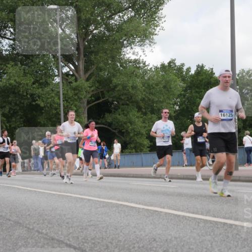 29.06.2025 - hella hamburg halbmarathon Luisa Fischer http://msf.ph/oto/8450314 29.06.2025 10:32:12 Kennedybrücke 11803, 371, 12958, 6632, 4373, 2010, 16125, 2010, 3179, 3445, 3717, 4373, 5167, 5847, 6632, 9714, 10198 meine-sportfotos.de