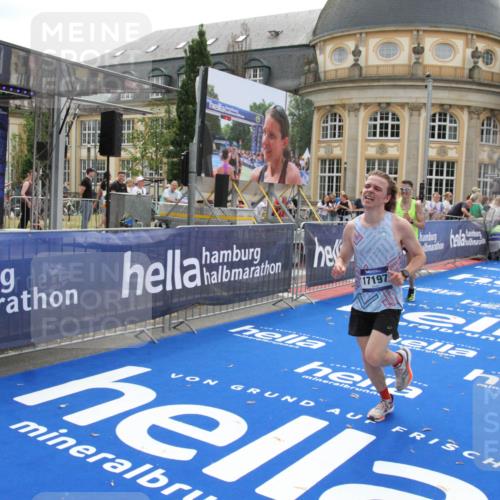 29.06.2025 - hella hamburg halbmarathon Michael Strokosch http://msf.ph/oto/8450330 29.06.2025 10:29:34 Ziel 2021, 2180, 8784, 9137, 10156, 10790, 12234, 16118, 17197 meine-sportfotos.de