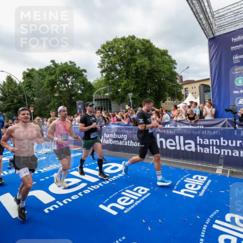 29.06.2025 - hella hamburg halbmarathon Zöllner http://msf.ph/oto/8450341 29.06.2025 10:58:55 Ziel 2159, 2488, 2840, 3859, 4632, 4833, 5277, 5885, 6438, 6720, 8807, 9156, 9353, 10268, 10518, 10539, 10788, 10915, 12734, 14673, 14965, 17405, 17630, 17931, 18180, 18232, 18954 meine-sportfotos.de
