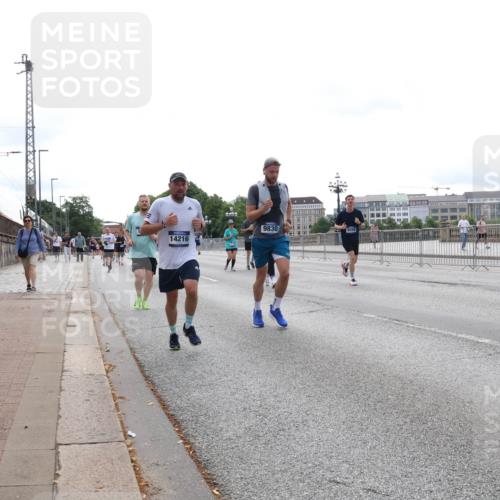 29.06.2025 - hella hamburg halbmarathon Lena Gebhardt http://msf.ph/oto/8450386 29.06.2025 10:30:48 Lombardsbrücke 14216, 9830, 1059, 1472, 1647, 2097, 2268, 2505, 2569, 2754, 2755, 3131, 3281, 4198, 4575, 4819, 6344, 6556, 6620, 6787, 7071, 7120, 7351, 8757, 9576, 9830, 10880, 10989, 11981, 11984, 12384, 12460, 12461, 12687, 12688, 14095, 14216, 14421, 14803, 15299, 15466, 15589, 15757, 15789, 15938, 16504, 16791, 16864, 17742, 17966, 18362, 18795, 18860, 19052 meine-sportfotos.de