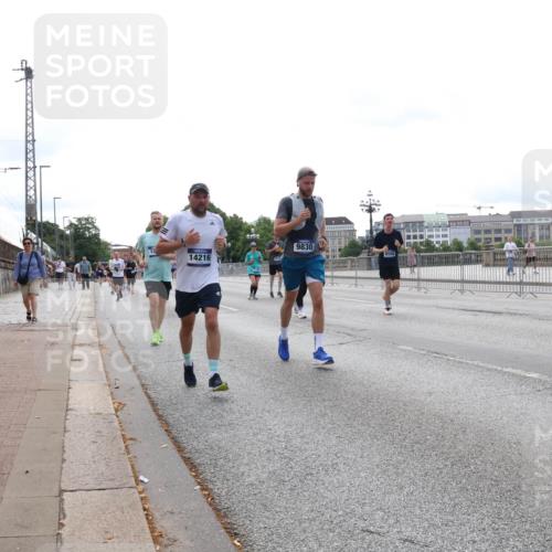 29.06.2025 - hella hamburg halbmarathon Lena Gebhardt http://msf.ph/oto/8450411 29.06.2025 10:30:48 Lombardsbrücke 14216, 9830, 1059, 1472, 1647, 2097, 2268, 2505, 2569, 2754, 2755, 3131, 3281, 4198, 4575, 4819, 6344, 6556, 6620, 6787, 7071, 7120, 7351, 8757, 9576, 9830, 10880, 10989, 11981, 11984, 12384, 12460, 12461, 12687, 12688, 14095, 14216, 14421, 14803, 15299, 15466, 15589, 15757, 15789, 15938, 16504, 16791, 16864, 17742, 17966, 18362, 18795, 18860, 19052 meine-sportfotos.de