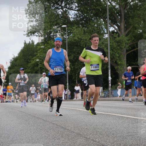 29.06.2025 - hella hamburg halbmarathon Luisa Fischer http://msf.ph/oto/8450438 29.06.2025 10:32:14 Kennedybrücke 3179, 3445, 16676, 11792, 51, 11803, 16643, 3717, 11249, 1557, 2010, 3179, 3445, 3717, 4373, 5167, 5847, 6632, 9714, 10198 meine-sportfotos.de