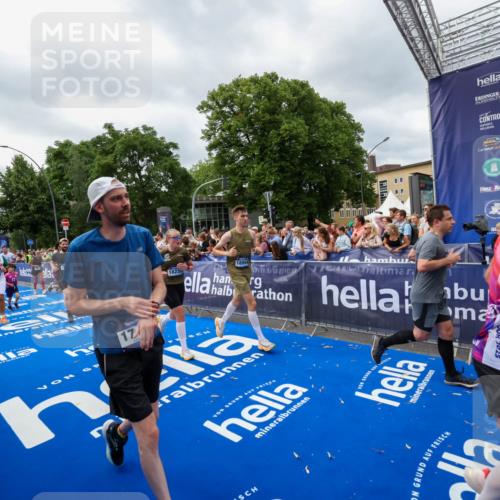 29.06.2025 - hella hamburg halbmarathon Zöllner http://msf.ph/oto/8450466 29.06.2025 10:58:56 Ziel 2159, 2488, 3859, 4632, 4833, 5277, 5885, 6438, 6720, 8807, 9156, 9353, 10268, 10518, 10539, 10788, 10915, 12734, 12735, 13654, 14673, 14965, 17405, 17630, 17931, 18180, 18232, 18954 meine-sportfotos.de