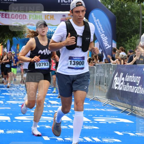 29.06.2025 - hella hamburg halbmarathon Strokosch-Dieckow http://msf.ph/oto/8450467 29.06.2025 10:37:57 Ziel 3480, 3530, 7229, 8091, 9643, 9944, 10793, 11049, 11952, 12915, 13900, 14274, 15303, 16698, 18103, 18529 meine-sportfotos.de