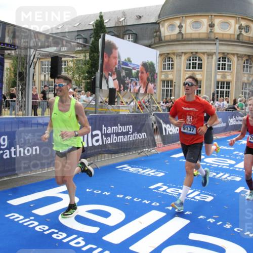 29.06.2025 - hella hamburg halbmarathon Michael Strokosch http://msf.ph/oto/8450491 29.06.2025 10:29:36 Ziel 2021, 2180, 6781, 8784, 9137, 10790, 17197, 18422, 18699, 19204 meine-sportfotos.de