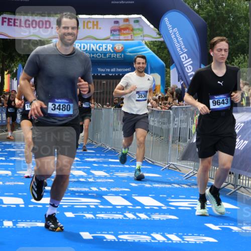 29.06.2025 - hella hamburg halbmarathon Strokosch-Dieckow http://msf.ph/oto/8450496 29.06.2025 10:37:55 Ziel 2404, 3480, 3530, 7229, 8091, 9643, 10793, 11049, 11952, 12915, 13148, 13900, 15303, 16698, 18103, 18529 meine-sportfotos.de
