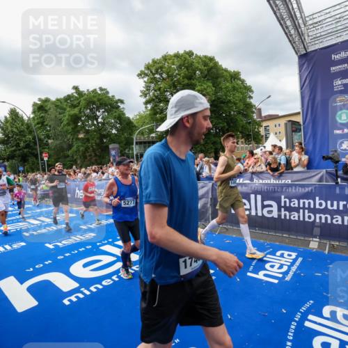 29.06.2025 - hella hamburg halbmarathon Zöllner http://msf.ph/oto/8450510 29.06.2025 10:58:56 Ziel 2159, 2488, 3859, 4632, 4833, 5277, 5885, 6438, 6720, 8807, 9156, 9353, 10268, 10518, 10539, 10788, 10915, 12734, 12735, 13654, 14673, 14965, 17405, 17630, 17931, 18180, 18232, 18954 meine-sportfotos.de