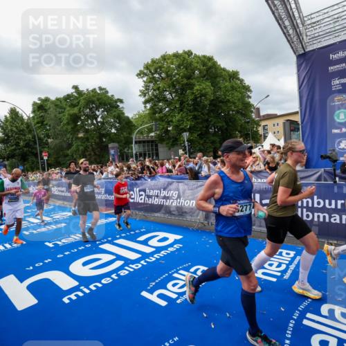 29.06.2025 - hella hamburg halbmarathon Zöllner http://msf.ph/oto/8450537 29.06.2025 10:58:57 Ziel 2159, 3859, 4632, 4833, 5277, 5885, 6438, 8807, 9156, 9353, 10268, 10518, 10788, 10915, 12734, 12735, 13654, 14673, 17405, 17810, 17931, 18180, 18232, 18833, 18954, 19002, 19003 meine-sportfotos.de