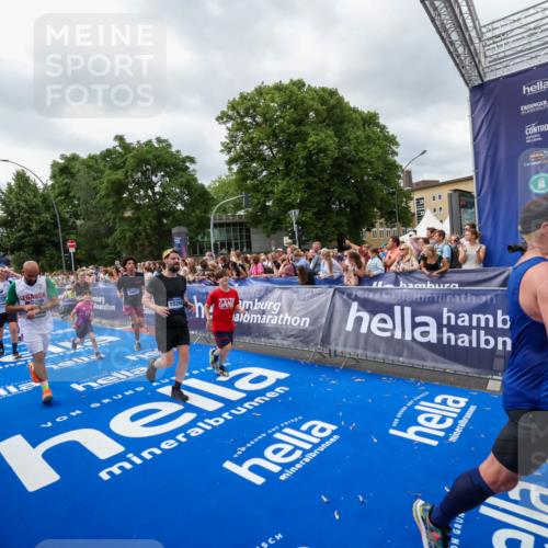 29.06.2025 - hella hamburg halbmarathon Zöllner http://msf.ph/oto/8450561 29.06.2025 10:58:57 Ziel 2159, 3859, 4632, 4833, 5277, 5885, 6438, 8807, 9156, 9353, 10268, 10518, 10788, 10915, 12734, 12735, 13654, 14673, 17405, 17810, 17931, 18180, 18232, 18833, 18954, 19002, 19003 meine-sportfotos.de