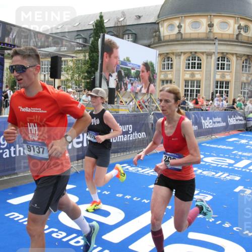 29.06.2025 - hella hamburg halbmarathon Michael Strokosch http://msf.ph/oto/8450566 29.06.2025 10:29:36 Ziel 2021, 2180, 6781, 8784, 9137, 10790, 17197, 18422, 18699, 19204 meine-sportfotos.de
