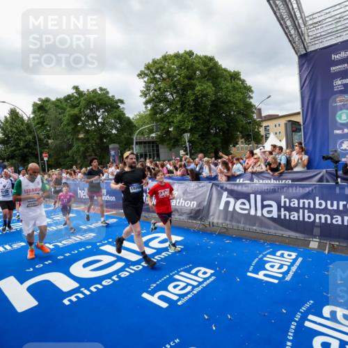 29.06.2025 - hella hamburg halbmarathon Zöllner http://msf.ph/oto/8450618 29.06.2025 10:58:57 Ziel 2159, 3859, 4632, 4833, 5277, 5885, 6438, 8807, 9156, 9353, 10268, 10518, 10788, 10915, 12734, 12735, 13654, 14673, 17405, 17810, 17931, 18180, 18232, 18833, 18954, 19002, 19003 meine-sportfotos.de