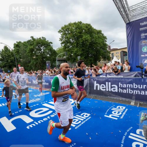 29.06.2025 - hella hamburg halbmarathon Zöllner http://msf.ph/oto/8450653 29.06.2025 10:58:58 Ziel 2159, 3859, 4632, 4833, 5885, 6438, 6860, 7223, 8807, 9156, 9353, 10268, 10518, 10788, 10915, 12734, 12735, 13654, 14673, 17531, 17810, 17931, 18180, 18833, 19002, 19003 meine-sportfotos.de