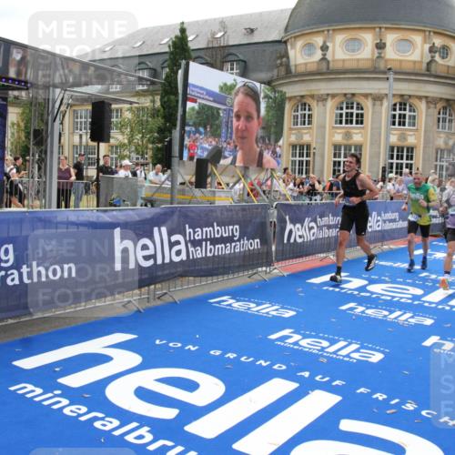 29.06.2025 - hella hamburg halbmarathon Michael Strokosch http://msf.ph/oto/8450763 29.06.2025 10:29:41 Ziel 6781, 7186, 8784, 16818, 18422, 18699, 19204 meine-sportfotos.de