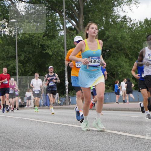 29.06.2025 - hella hamburg halbmarathon Luisa Fischer http://msf.ph/oto/8450805 29.06.2025 10:32:30 Kennedybrücke 1694, 10068, 3311, 5249, 5250, 13810, 856, 4362, 16659, 1518, 3311, 4362, 4395, 5250, 6285, 7832, 8560 meine-sportfotos.de
