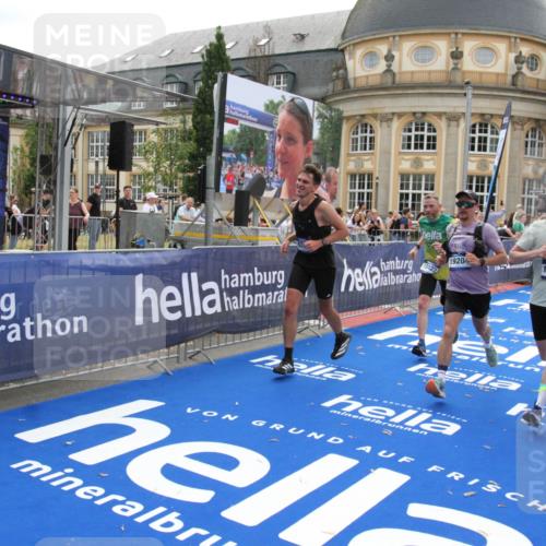 29.06.2025 - hella hamburg halbmarathon Michael Strokosch http://msf.ph/oto/8450825 29.06.2025 10:29:41 Ziel 6781, 7186, 8784, 16818, 18422, 18699, 19204 meine-sportfotos.de