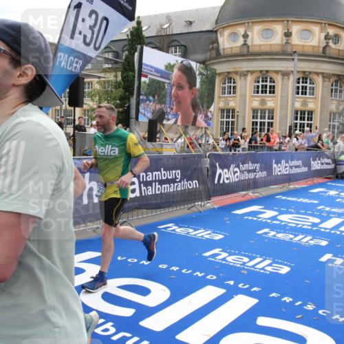 29.06.2025 - hella hamburg halbmarathon Michael Strokosch http://msf.ph/oto/8450956 29.06.2025 10:29:42 Ziel 6781, 7186, 16818, 18422, 18699, 19204 meine-sportfotos.de