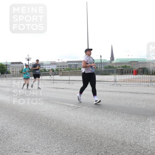 29.06.2025 - hella hamburg halbmarathon Lena Gebhardt http://msf.ph/oto/8451050 29.06.2025 10:30:51 Lombardsbrücke 1647, 1059, 1472, 1647, 1773, 2097, 2268, 2505, 2569, 2754, 2755, 3131, 3281, 4198, 4575, 4819, 6195, 6344, 6556, 6620, 6787, 7071, 7120, 7351, 8757, 9576, 9830, 10989, 11981, 11984, 11988, 12384, 12460, 12461, 12627, 12687, 12688, 14095, 14216, 14421, 14803, 15299, 15466, 15589, 15757, 15789, 15938, 16504, 16791, 16864, 17224, 17463, 17742, 17966, 18362, 18795, 18860, 19052, 19226 meine-sportfotos.de