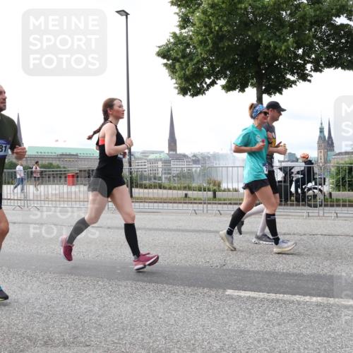 29.06.2025 - hella hamburg halbmarathon Lena Gebhardt http://msf.ph/oto/8451511 29.06.2025 10:30:56 Lombardsbrücke 3281, 1059, 1472, 1647, 1773, 2097, 2268, 2505, 2569, 2754, 2755, 3131, 3281, 4198, 4561, 4575, 4819, 6195, 6344, 6556, 6620, 6787, 7071, 7120, 7351, 8072, 8073, 8757, 9576, 9830, 10989, 11981, 11984, 11988, 12384, 12460, 12461, 12627, 12687, 14095, 14216, 14421, 14803, 15299, 15466, 15589, 15757, 15789, 16504, 16791, 17224, 17463, 17509, 17742, 17966, 18362, 18795, 18860, 19052, 19226 meine-sportfotos.de