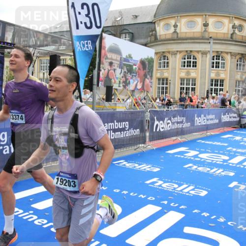 29.06.2025 - hella hamburg halbmarathon Michael Strokosch http://msf.ph/oto/8451516 29.06.2025 10:29:51 Ziel 13374, 19202 meine-sportfotos.de