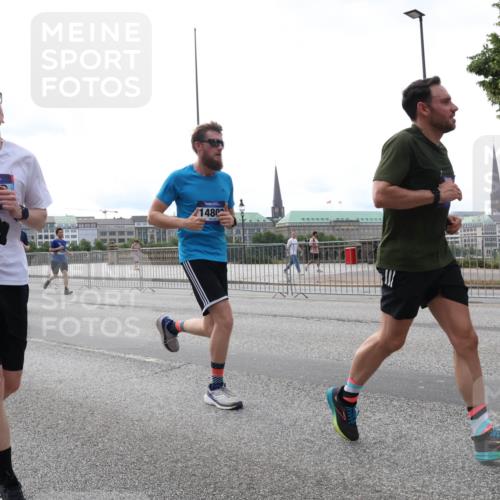 29.06.2025 - hella hamburg halbmarathon Lena Gebhardt http://msf.ph/oto/8451600 29.06.2025 10:30:56 Lombardsbrücke 147, 1480, 1059, 1472, 1647, 1773, 2097, 2268, 2505, 2569, 2754, 2755, 3131, 3281, 4198, 4561, 4575, 4819, 6195, 6344, 6556, 6620, 6787, 7071, 7120, 7351, 8072, 8073, 8757, 9576, 9830, 10989, 11981, 11984, 11988, 12384, 12460, 12461, 12627, 12687, 14095, 14216, 14421, 14803, 15299, 15466, 15589, 15757, 15789, 16504, 16791, 17224, 17463, 17509, 17742, 17966, 18362, 18795, 18860, 19052, 19226 meine-sportfotos.de