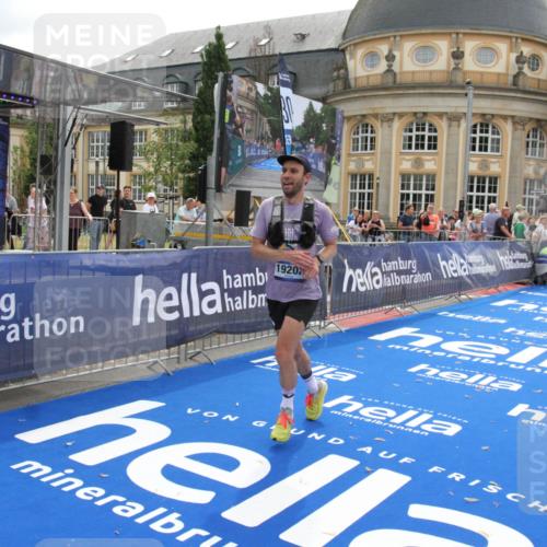 29.06.2025 - hella hamburg halbmarathon Michael Strokosch http://msf.ph/oto/8451633 29.06.2025 10:29:57 Ziel 5308, 19202 meine-sportfotos.de