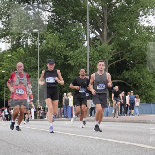 29.06.2025 - hella hamburg halbmarathon Luisa Fischer http://msf.ph/oto/8451650 29.06.2025 10:32:50 Kennedybrücke 7449, 12305, 10162, 18046, 529, 5322, 1869, 3613, 4982, 5063, 5322, 8388, 10162 meine-sportfotos.de