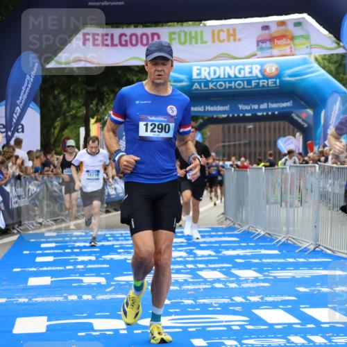 29.06.2025 - hella hamburg halbmarathon Strokosch-Dieckow http://msf.ph/oto/8451719 29.06.2025 10:37:32 Ziel 1290, 2767, 5042, 5791, 6047, 7831, 9017, 9914, 10451, 10922, 11106, 13372, 14934, 18193, 18216 meine-sportfotos.de