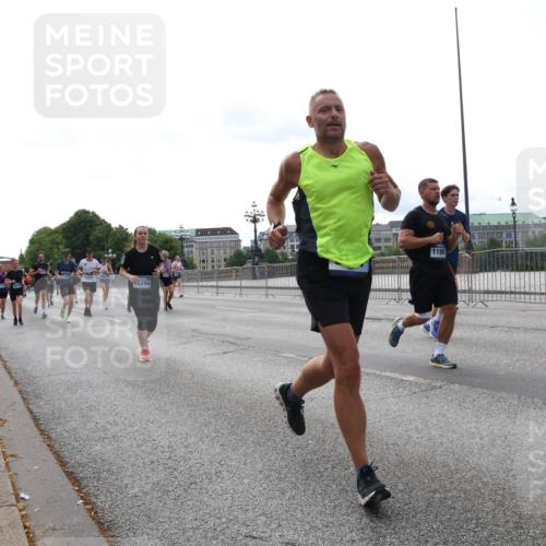 29.06.2025 - hella hamburg halbmarathon Lena Gebhardt http://msf.ph/oto/8451853 29.06.2025 10:30:57 Lombardsbrücke 15299, 11981, 1059, 1472, 1647, 1773, 1979, 2097, 2268, 2505, 2569, 2754, 2755, 3131, 3281, 4198, 4561, 4575, 4819, 5437, 6057, 6195, 6344, 6556, 6620, 6787, 7071, 7120, 7351, 8072, 8073, 8757, 9576, 9830, 10989, 11981, 11984, 11988, 12384, 12460, 12461, 12627, 14095, 14216, 14421, 14803, 15299, 15466, 15589, 15757, 15789, 16504, 16791, 17224, 17463, 17509, 17587, 17742, 17966, 18362, 18795, 18860, 19052, 19226 meine-sportfotos.de