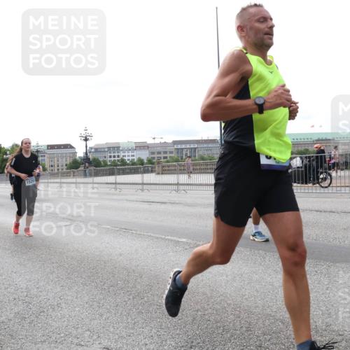 29.06.2025 - hella hamburg halbmarathon Lena Gebhardt http://msf.ph/oto/8451919 29.06.2025 10:30:58 Lombardsbrücke 1529, 1059, 1472, 1647, 1773, 1979, 2097, 2268, 2505, 2569, 2754, 2755, 3131, 3281, 4198, 4561, 4575, 4819, 5437, 6057, 6195, 6344, 6556, 6620, 6787, 7071, 7120, 7351, 8050, 8072, 8073, 8757, 9576, 9830, 10989, 11981, 11984, 11988, 12384, 12460, 12461, 12627, 14095, 14216, 14803, 15299, 15466, 15589, 15757, 16457, 16791, 17224, 17463, 17509, 17587, 17742, 17966, 18362, 18795, 18860, 19052, 19226 meine-sportfotos.de