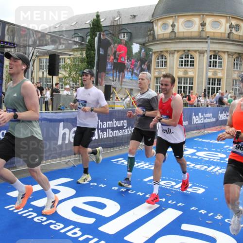 29.06.2025 - hella hamburg halbmarathon Michael Strokosch http://msf.ph/oto/8452025 29.06.2025 10:30:09 Ziel 1758, 2689, 3189, 8190, 9634, 10270, 12308, 15507, 17768 meine-sportfotos.de