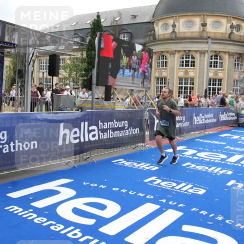 29.06.2025 - hella hamburg halbmarathon Michael Strokosch http://msf.ph/oto/8452154 29.06.2025 10:30:11 Ziel 1758, 2689, 3189, 8190, 8323, 9634, 10270, 12308, 15507, 17768 meine-sportfotos.de
