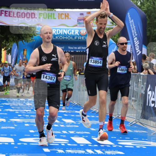 29.06.2025 - hella hamburg halbmarathon Strokosch-Dieckow http://msf.ph/oto/8452161 29.06.2025 10:37:19 Ziel 2767, 4860, 5003, 9017, 12739, 12900, 13372, 13854, 14387, 14459, 15888, 17137, 17306, 17726, 18159, 18723, 18824 meine-sportfotos.de